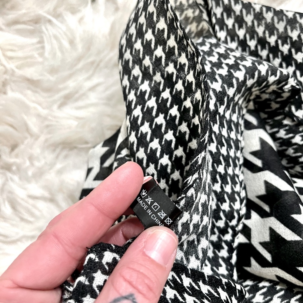 NWOT Cream and black houndstooth scarf size 68” x 34” - Picture 3 of 4